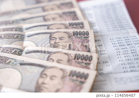 通帳とお金 通帳とお金 114856487