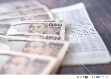 通帳とお金 通帳とお金 114856496