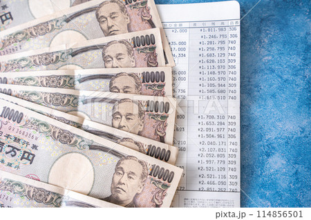 通帳とお金 通帳とお金 114856501