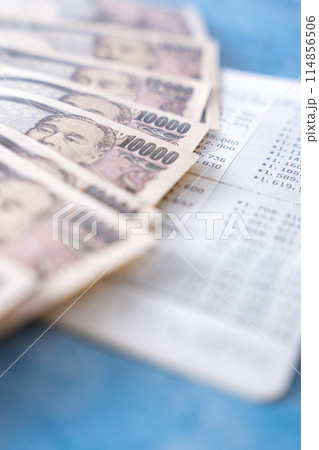 通帳とお金 通帳とお金 114856506