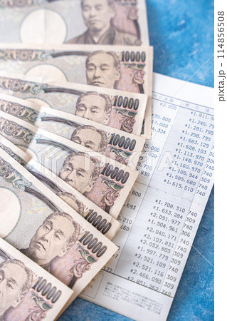 通帳とお金 114856508
