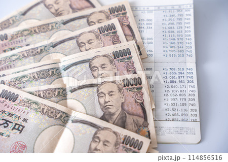 通帳とお金 114856516