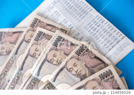 通帳とお金 114856520