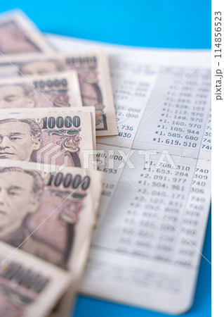 通帳とお金 通帳とお金 114856523