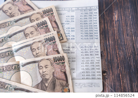 通帳とお金 114856524
