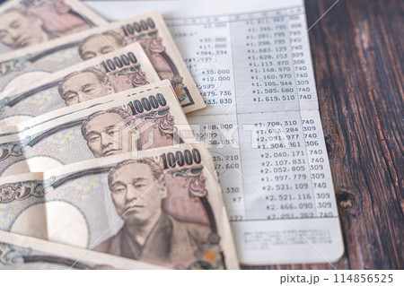 通帳とお金 114856525