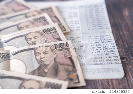 通帳とお金 114856526