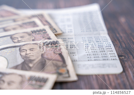 通帳とお金 114856527