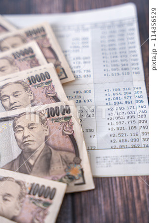 通帳とお金 通帳とお金 114856529
