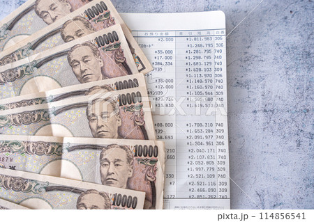 通帳とお金 通帳とお金 114856541