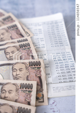 通帳とお金 114856547