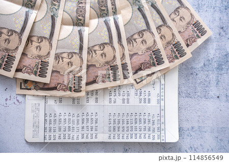 通帳とお金 通帳とお金 114856549