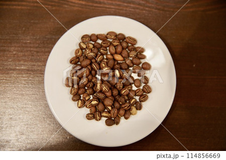 白い皿に乗ったコーヒー豆 114856669