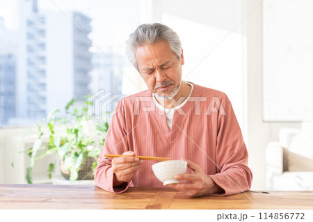 食事をするシニア男性　食欲不振 114856772