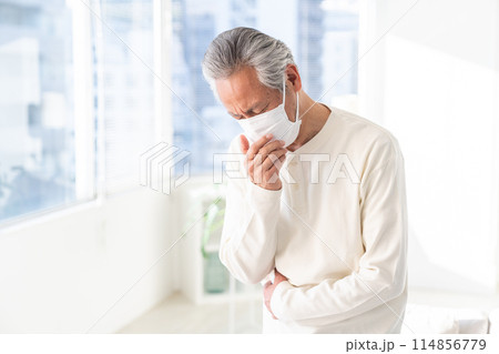 マスクをしたシニア男性 114856779