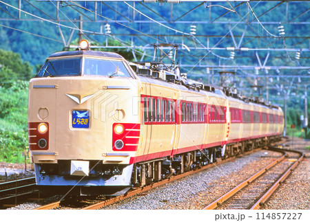 名古屋を目指して走る特急しらさぎ号 名古屋を目指して走る特急しらさぎ号 114857227