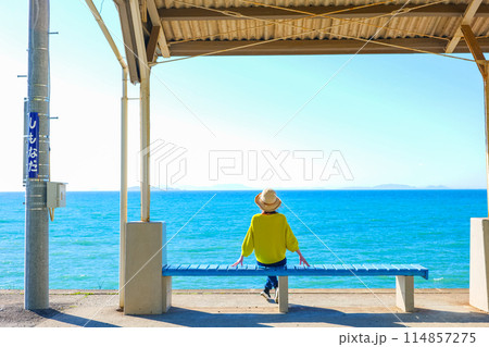 下灘駅で海を眺める女性 愛媛県 下灘駅で海を眺める女性 愛媛県 114857275