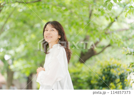 公園で微笑むミドル女性 114857373