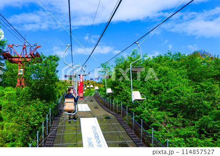 ロープウェイに乗っている女性 114857527