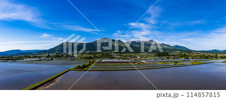 熊本県阿蘇山  春の水田と阿蘇五岳の眺め 114857815