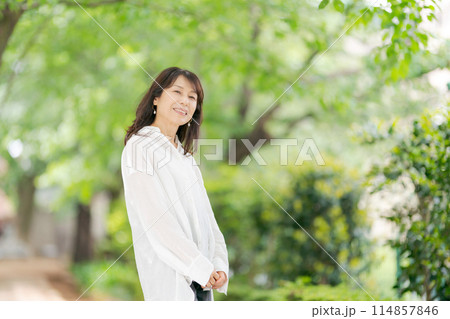 公園でくつろぐミドル女性 公園でくつろぐミドル女性 114857846
