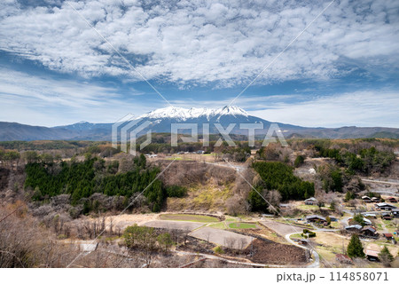 雪化粧した御岳山と山村 114858071