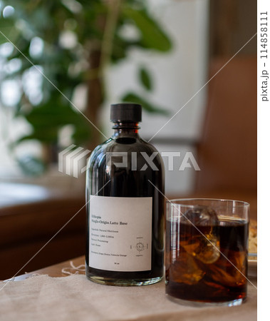 自宅でアイスコーヒーを飲みながらリラックス 114858111