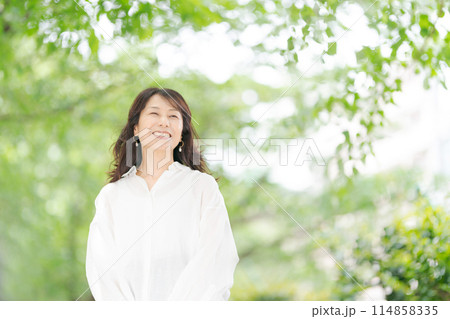 公園で微笑むミドル女性 114858335