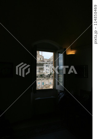 洞窟住居サッシの窓から見える風景 114858469