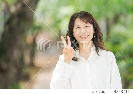 ピースをするミドル女性 ピースをするミドル女性 114858736