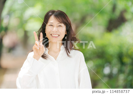 ピースをするミドル女性 ピースをするミドル女性 114858737