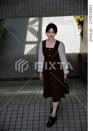街を歩く若い女性 街を歩く若い女性 114858861