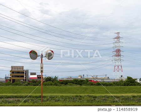 大和川沿いに建つ送電鉄塔 大和川沿いに建つ送電鉄塔 114858919
