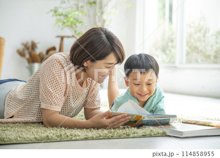 親子で読書 リビングルーム 自粛生活 親子で読書 リビングルーム 自粛生活 114858955