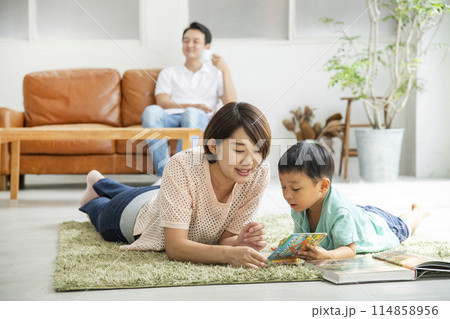 親子で読書 リビングルーム 自粛生活 親子で読書 リビングルーム 自粛生活 114858956