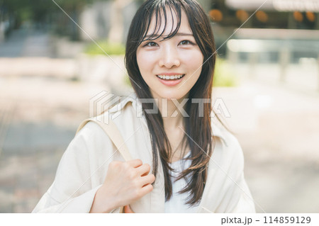 都会を街歩きする若い女性 都会を街歩きする若い女性 114859129