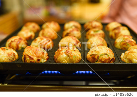 ガス火で焼いているたこ焼き 114859620