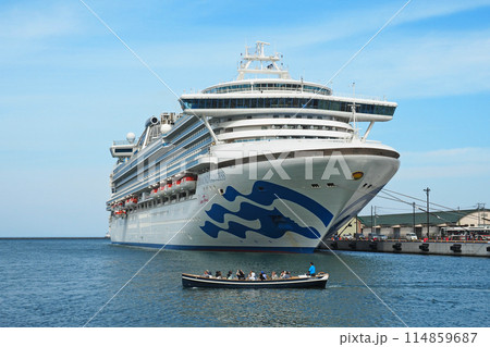 クルーズ船ダイヤモンド・プリンセスと小樽運河クルーズのボート 114859687