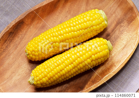 茹でたトウモロコシ　スイートコーン　茹で上がりのとうもろこし　夏野菜　イメージ素材 114860071