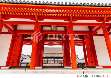 京都御所　承明門と紫宸殿 114860104