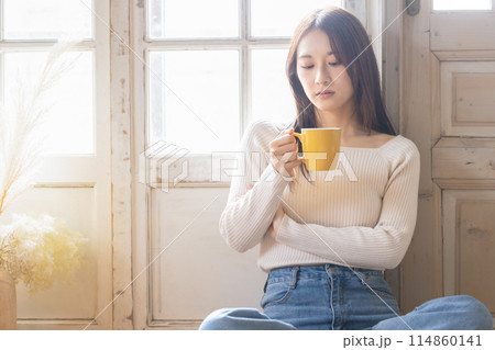 コーヒーを飲む女性 114860141