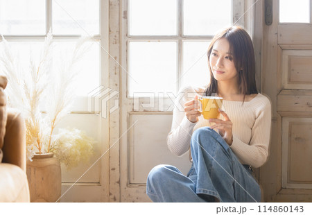 部屋でコーヒーを飲む女性 部屋でコーヒーを飲む女性 114860143