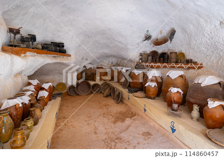 Kitchen in ancient Berber dwelling in Matmata with arranged earthenware 114860457