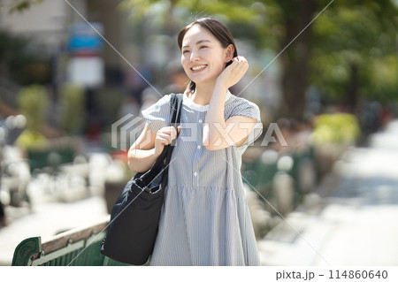 旅行で街中を歩く若い女性 旅行で街中を歩く若い女性 114860640