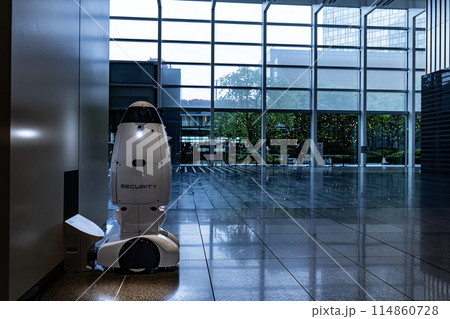 充電中の警備ロボット 114860728