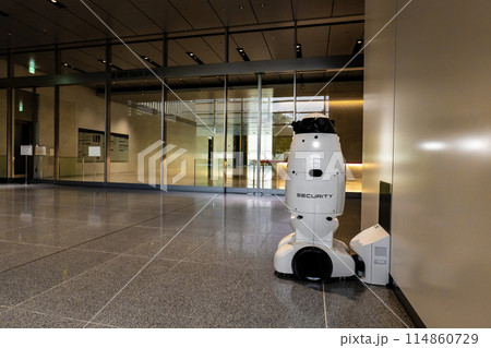 充電中の警備ロボット 114860729