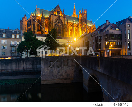 Night view of gothic cathedral of Metz illuminated by yellow light. Roman Catholic cathedral in Metz, France 114860747
