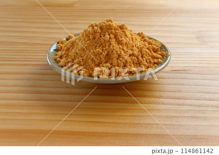 テーブル背景の小皿に盛ったきな粉 114861142
