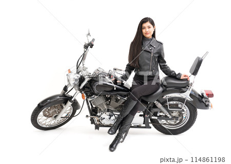 足を組んで、オートバイに腰掛けるバイク女子 足を組んで、オートバイに腰掛けるバイク女子 114861198