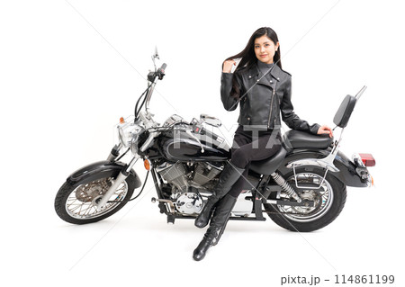 足を組んで、オートバイに腰掛けて髪を掻き上げるバイク女子 足を組んで、オートバイに腰掛けて髪を掻き上げるバイク女子 114861199